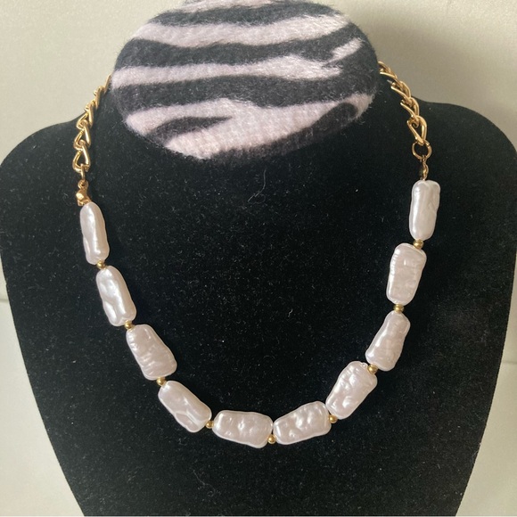 Jewelry - Elegant Gold and White faux pearl preloved Necklace